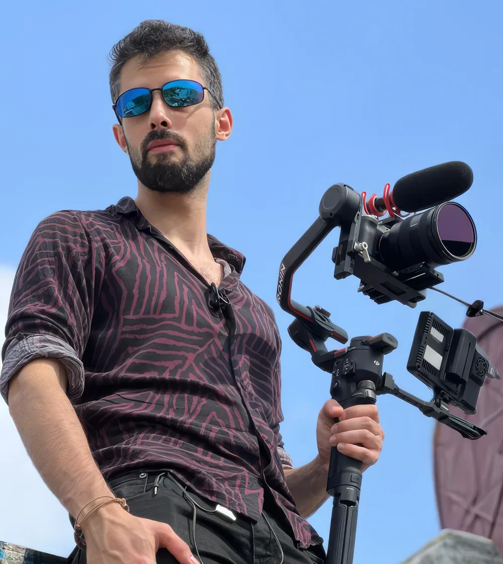 Gilles Massart en tournage, caméra à l'épaule