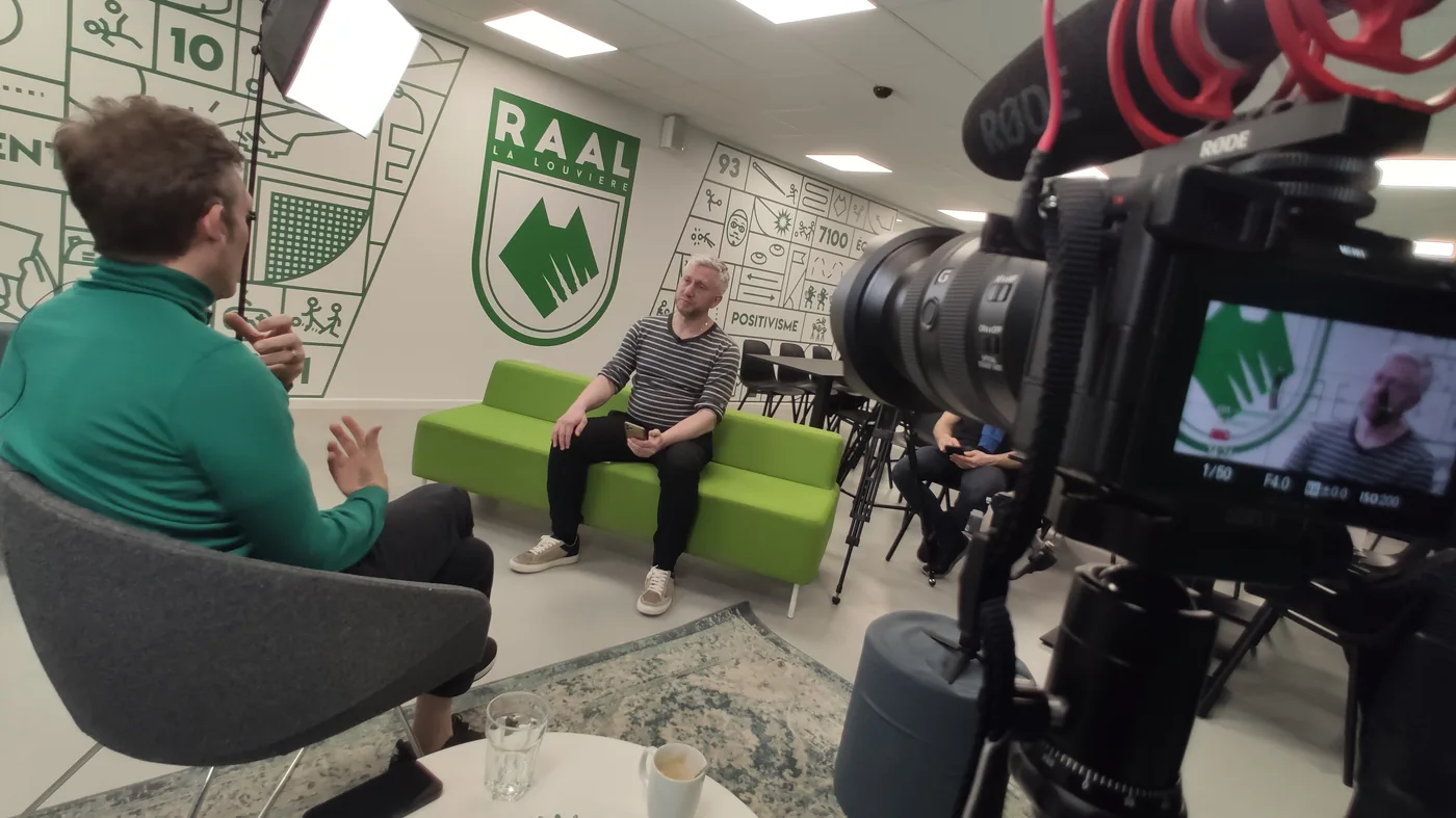 Gilles Massart en tournage d'interview à la RAAL La Louvière